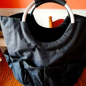 Nice roomy bag without lots of pockets!